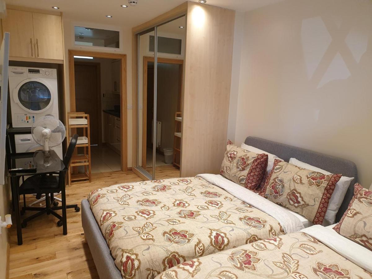 London Luxury Apartments 1Min Walk From Underground, With Free Parking Free Wifi Bagian luar foto
